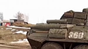 кадры с российской бронетехникой, которую приветствуют под Харьковом, февраль 2022