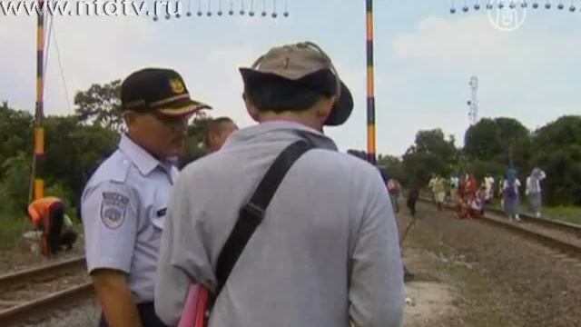 В Индонезии борются с ездоками на крышах поездов смотреть онлайн