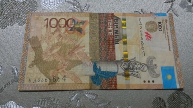 БАНКНОТА 1000 ТЕНГЕ № серии БД2666864 на парчовой поверхности Шестнадцатого Марта - ДЕНЕЖНЫЙ ПОТОК смотреть онлайн
