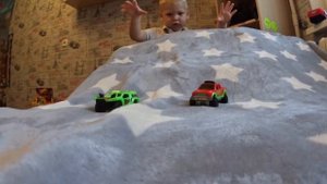 Машинки hot wheels. Пускаю с горки машинки. Зеленый монтртрак.