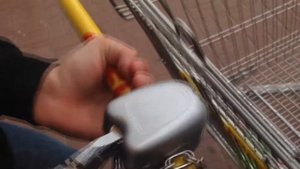 ЛАЙФХАК от Максима || КАК ВЫТАЩИТЬ МОНЕТКУ ИЗ ТЕЛЕЖКИ в гипермаркете