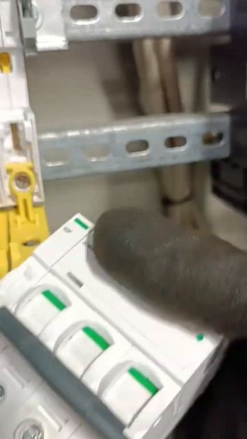 Основание для втычной установки iC60 iID 18ММ Acti 9 Schneider Electric A9A27003. #электромонтаж смотреть онлайн