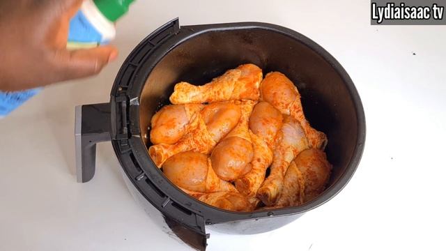 CHICKEN DRUMSTICKS IN HONEY SRIRACHA GARLIC SAUCE || HOW TO MAKE CRISPY CHICKEN IN AIR FRYER смотреть онлайн