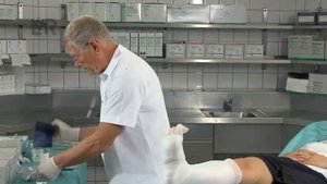 Наложение повязки из Целлакаста на голень