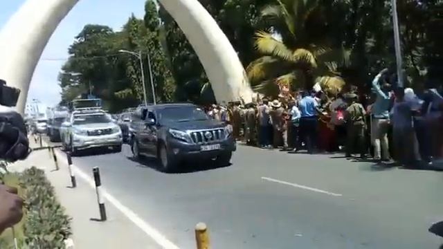 President Uhuru Kenyatta cruises in 24 Toyota Land Cruiser V8s worth KSH450 Million in Mombasa смотреть онлайн