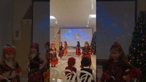 танец цыганок в аэропорту