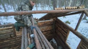 Убежище в лесу строится - Крыша кроется