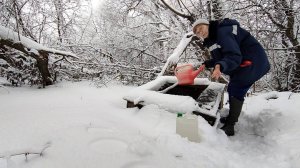 Архив 2022 г. Деревенские будни: добыча воды, костер в тазике, кормежка птиц и любование снегом