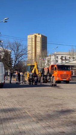 Коммунальщики трудятся на площади Ленина