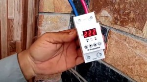 Automatic adjustable voltage protector device for home