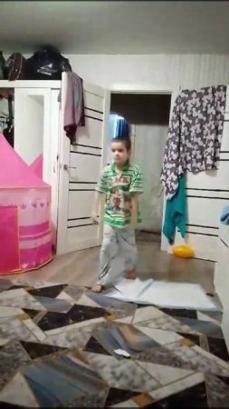 Костя и Антон падают под эпичнную музыку