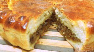 Пирог дрожжевой с капустой и лесными грибами