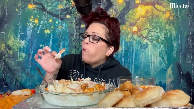SAUCE QUEEN- SHRIMP FETTUCCINE ALFREDO, CRAB STUFFED RAVIOLI, SALAD AND GARLIC KNOTS ASMR BITES ONL