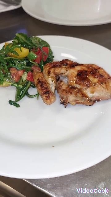 Ципленок на углях в Пикантном соусе с Кисло сладким Салатом