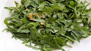 Салат из рукколы с яйцом и шпротами