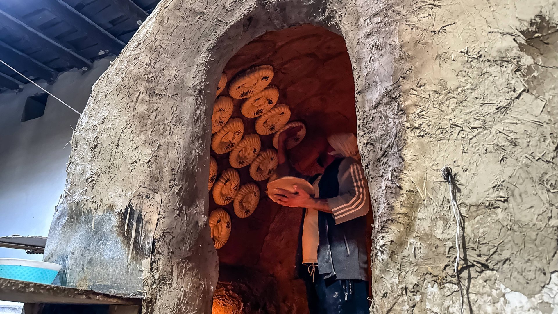 Пекарь ЗАХОДИТ В ПЕЧЬ и Выпекает хлеб. Самый БОЛЬШОЙ ТАНДЫР в Азии. смотреть онлайн