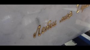 Памятник девушке из стекла