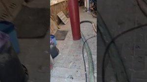 Уличный туалет наполняется