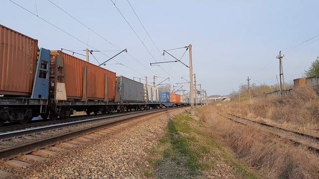 Электровоз 3ЭС5К-338 "Ермак" с контейнерным поездом. смотреть онлайн