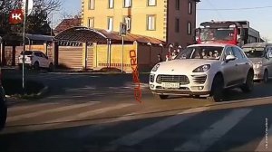 В Краснодаре девушку сбила машина на пешеходном переходе.