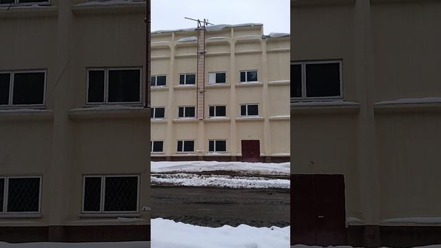 Бетонный оголовок над бомбоубежищем в лесу с лебедкой на крыше.