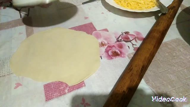 Лепёшки слоенные с луком и сыром. смотреть онлайн