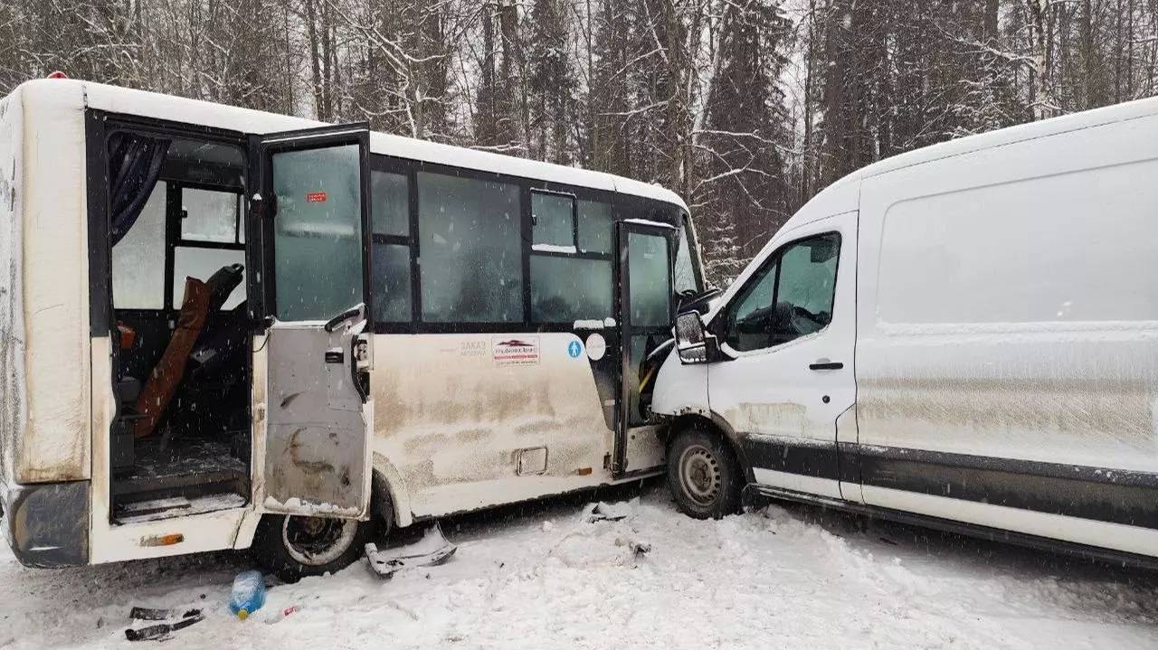 Семь человек госпитализировали после ДТП с автобусом под Ижевском