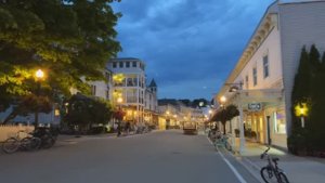 Прогулка по центру острова Макинак ночью | Лошади, магазины и ночная жизнь на Макинаке