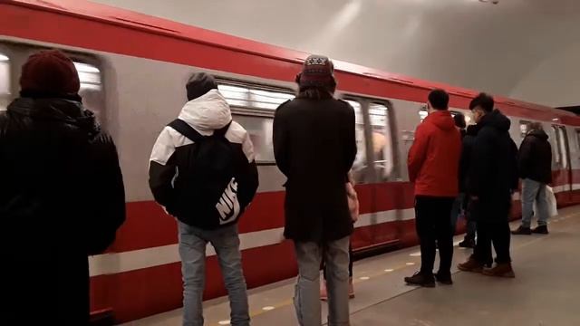 Юбилейный прибывает прямоугольный с окнами смотреть онлайн