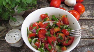 Салат из помидора с малосольным огурцом