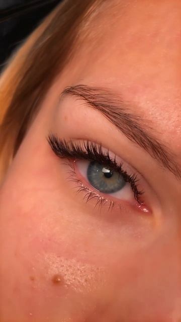 Наращивание ресниц в мокром эффекте изгиб М #наращиваниересниц #lashes #цветныересницы #лучи