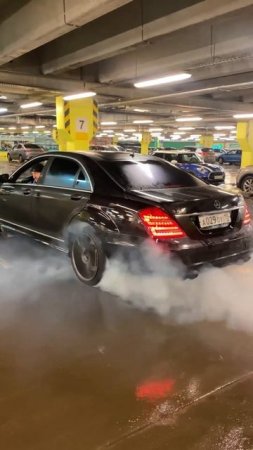 MERCEDES W221 ПРОГРЕВАЕТ РЕЗИНУ #video #drift #burnout #mercedes #w221 #63amg #amg #мерседес