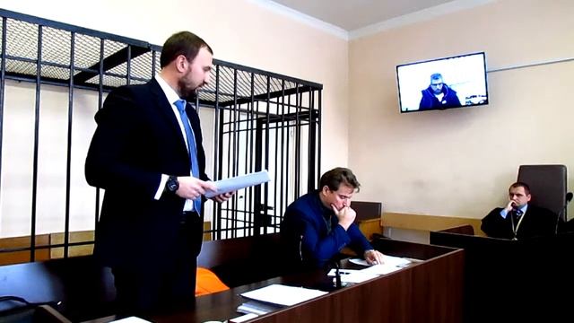 адвокат и подзащитный беседуют в коридоре суда