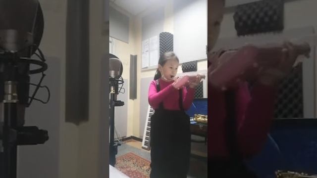 Бактыбай Айлин( 8 лет) - Хор охотников (К.М Вебер) смотреть онлайн