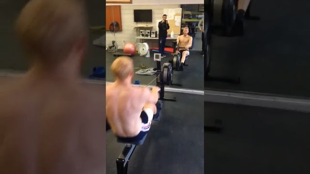 Демеу прямая трансляция. Прямая трансляция значок. Фотограф на матче. Спортивный журналист. Видеосъемка в футболе.