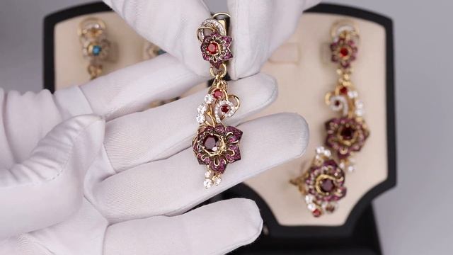 Серьги Венера из желтого золота с рубинами, бриллиантами, лейкосапфирами и гранатом