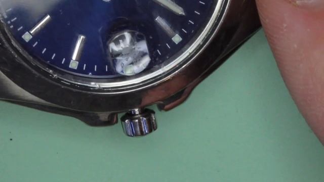 How to reset a Seiko perpetual calendar and fit a new battery. Watch repair tutorials. 8F32