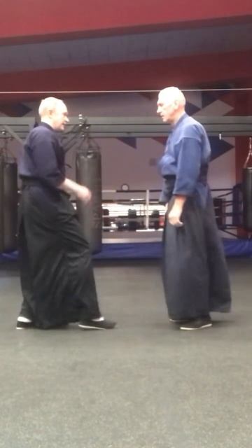 Самурай. Ударная техника освобождения от захвата. #боевыеискусства #samurai #самурай #combat #short смотреть онлайн