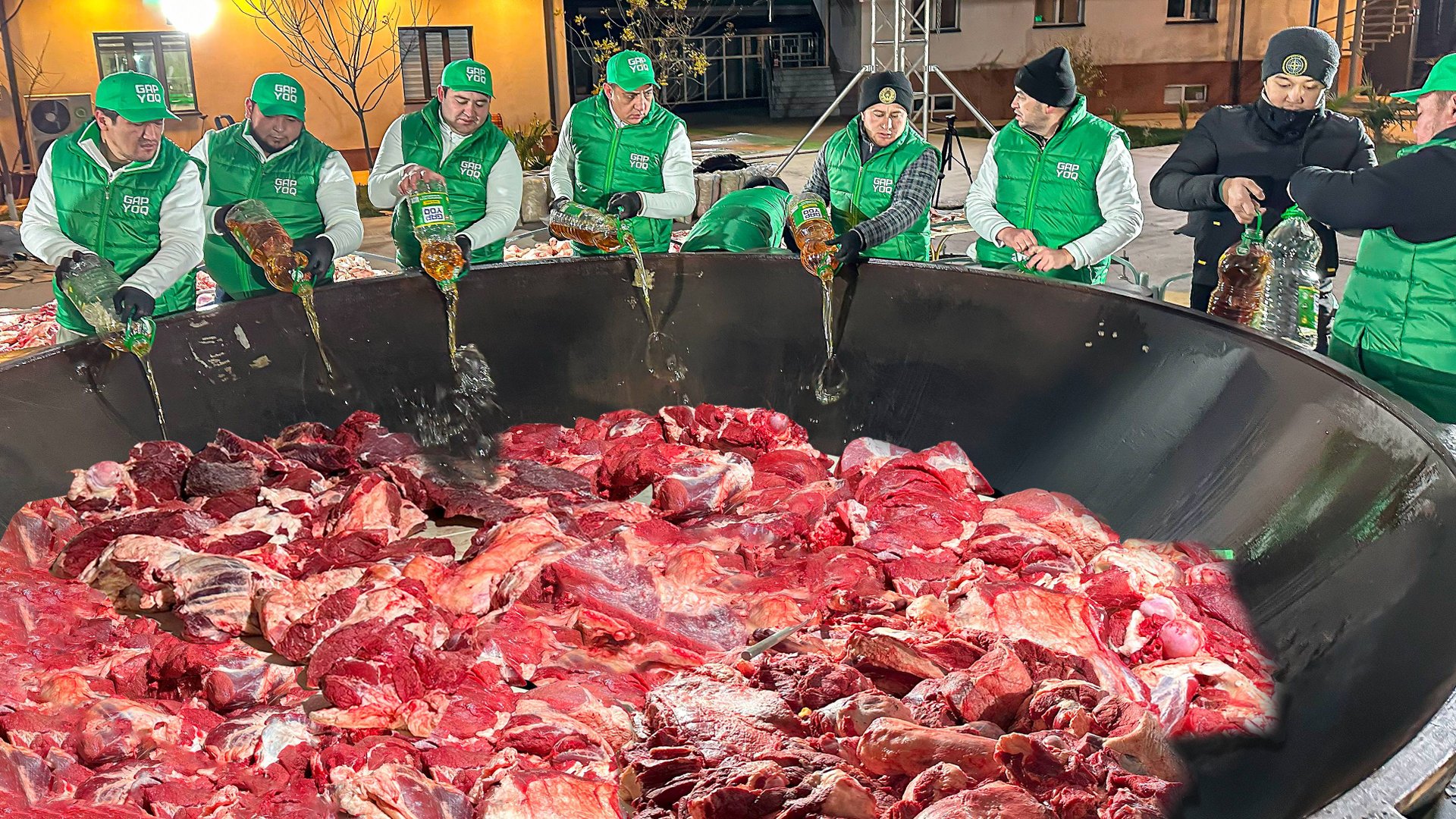 15 Поваров Приготовили 4 ТОННЫ БЛАГОТВОРИТЕЛЬНОГО Плова. РЕКОРД Азии 2024 года. Узбекская кухня смотреть онлайн