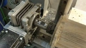 Поворотная ось из червячного редуктора.