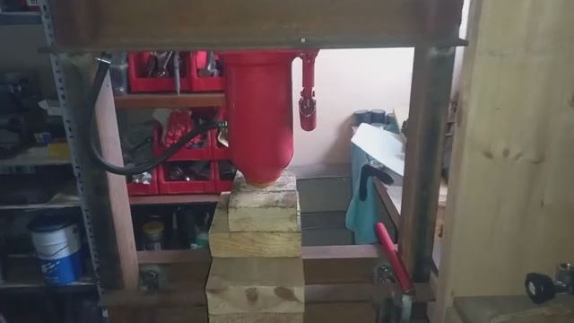 Как сделать гидравлический пресс из НЕРАЗБОРНОГО домкрата (с расширительным баком)