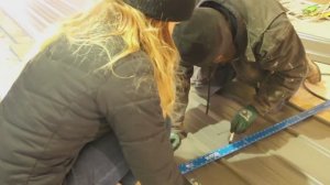 Жизнь с нуля #027. Металлическая кровля в четыре руки.