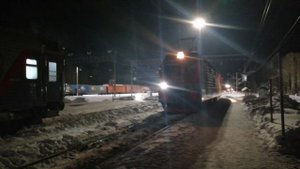 Смена локомотива по станции Вековка