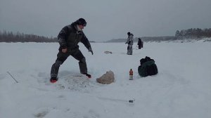 Ловим налима ночью.