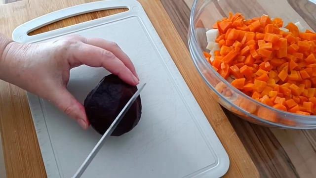 СОЧНЫЕ КОТЛЕТЫ В ДУХОВКЕ, МЯГКИЕ И НЕЖНЫЕ. НА ГАРНИР ВИНЕГРЕТ ПО МАМИНОМУ РЕЦЕПТУ. смотреть онлайн