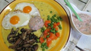 Полента с овощами и грибами под соусом