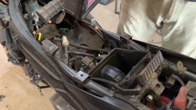 Installing K & N Air Filter for Bajaj Pulsar RS 200. смотреть онлайн