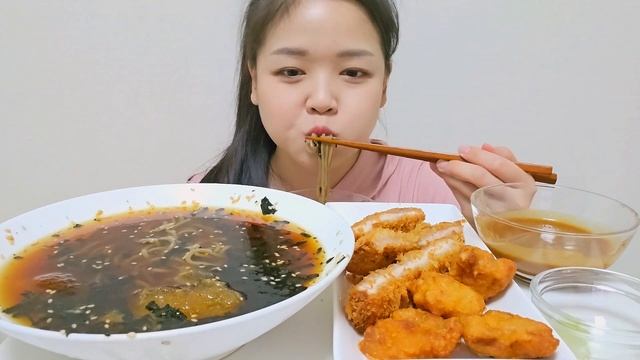 여름엔! 냉모밀 & 바삭 돈까스 먹방🍜🥩Cold Soba Noodles & Pork CutletㅣMUKBANG ASMR смотреть онлайн