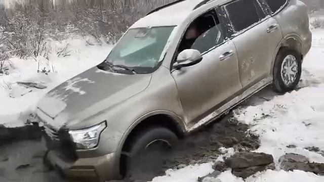 ☝️Отсюда Toyota без колёс выехала бы. Тут ещё что-то порвалось ТАНК. 
По моему у него привод переста