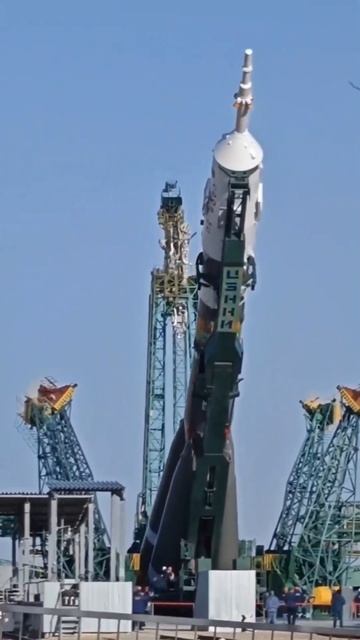Вертикализация ракеты Союз МС-25 и установка на стартовом столе #байконур#казахстан#космос#мкс#союз
